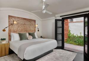Un dormitorio con una cama grande y una ventana en Lucille Palm Springs en Palm Springs
