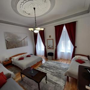 sala de estar con 2 camas y sofá en Dreams Stradun Apartments, en Dubrovnik