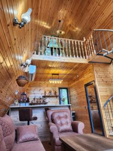 cottage vizitori في باتومي: غرفة معيشة مع درج في كابينة خشب
