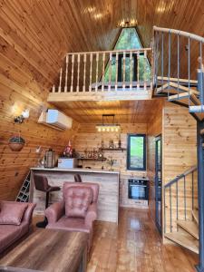 cottage vizitori في باتومي: منزل صغير مع درج وغرفة معيشة