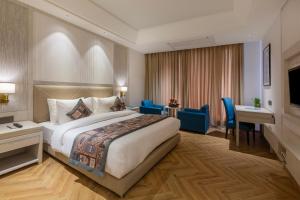 een hotelkamer met een bed en een bureau bij Sandoz Amritsar - Lawrence Road in Amritsar