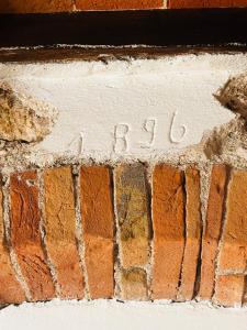 a brick wall with the word faith written on it at Spirito del mare in Portoferraio