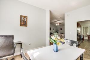 Gallery image of Crestview Family Home Screened Porch and Games! in Crestview +27 photos