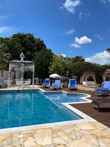 蒂拉登蒂斯的住宿－波索達斯吉拉斯旅館，一个带椅子的游泳池和一个凉亭