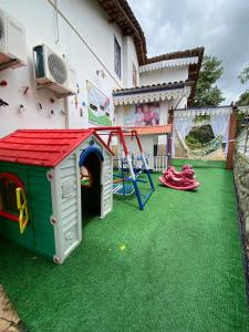 een achtertuin met een speeltuin en een speeltuin bij Pouso das Gerais in Tiradentes