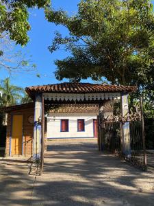 een klein huis met een hek ervoor bij Pouso das Gerais in Tiradentes