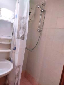 Una cortina de ducha en un baño con inodoro. en Piccolo Paradiso, en Martina Franca