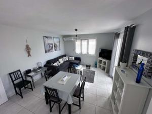 Kuchyňa alebo kuchynka v ubytovaní Beau T3 avec terrasse, proche du centre, climatisé, à 10 min des Thermes - Balaruc-les-Bains - FR-1-503-136