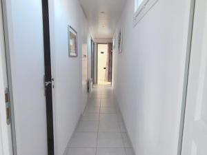 Fotografia z galérie ubytovania Beau T3 avec terrasse, proche du centre, climatisé, à 10 min des Thermes - Balaruc-les-Bains - FR-1-503-136 v destinácii Balaruc-les-Bains