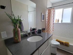 Bilik mandi di Peaceful 2 bed in Westminster