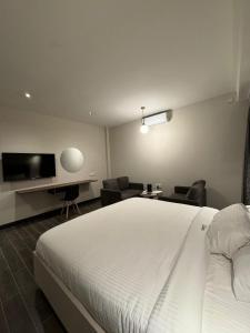 En eller flere senge i et værelse på The Ivory Hotel