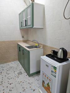 a small kitchen with a sink and a stove at شقة أرضية واسعة بحمام واسع ومدخل خاص in Riyadh