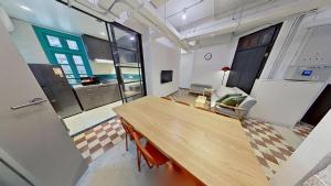 an office with a wooden desk in a room at Habyt Bridges - 6-8 Wa In Fong Street in Hong Kong