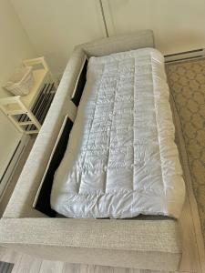 ラングレーにあるHomelike & cozy suiteのベッド(白いシーツ付)