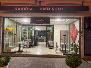 Ravvda Hotel في إسطنبول: مطعم يوجد به طاولات وكراسي داخل مبنى