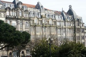 un gran edificio con muchas ventanas en Hotel Chique Aliados, en Oporto