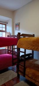 una habitación con mesas y sillas en Hostel The Little House Backpakers en La Paz