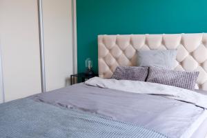 Łóżko lub łóżka w pokoju w obiekcie Apartments Space and More, Dmowskiego - 20 minut do RYNKU, Self Check-In 24H, Parking