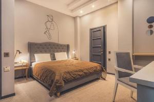 een slaapkamer met een bed met een tekening op de muur bij Maestro Hotel in Baku