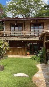 ein großes Haus mit Balkon und Garten in der Unterkunft Sítio Vale da Colina-Nazaré Paulista - 8 pessoas in Nazaré Paulista