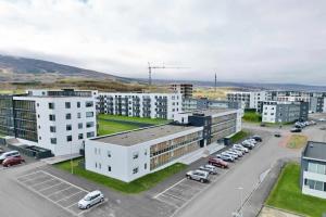 een luchtzicht op een parkeerplaats met witte gebouwen bij Flat in Akureyri in Akureyri