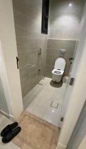 ein kleines Badezimmer mit Toilette und Dusche in der Unterkunft Hotel Apartment - 12 - LAvner Al Moteab in Riad