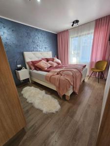 een slaapkamer met een bed en een wit tapijt bij Flat in Akureyri in Akureyri