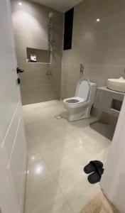 Hotel Apartment - 12 - LAvner Al Moteab في الرياض: حمام مع مرحاض ودش ومغسلة