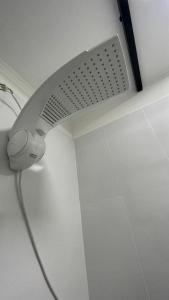 a shower head hanging from the ceiling in a bathroom at Villa Trentino Chalé Pirineus in Teodoros
