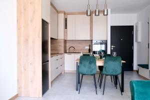 Kuchnia lub aneks kuchenny w obiekcie Apartments Space and More, Dmowskiego - 20 minut do RYNKU, Self Check-In 24H, Parking