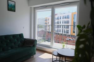 Część wypoczynkowa w obiekcie Apartments Space and More, Dmowskiego - 20 minut do RYNKU, Self Check-In 24H, Parking