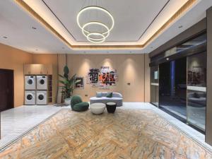 sala de estar con sofá y mesa en MISONG Light Residence Design Hotel - Shangrao Wuyuan Landscape Bridge, en Wuyuan
