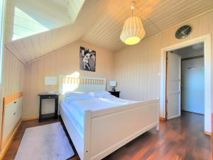 トロンハイムにあるSunset Penthouse, Fjord View & Parkingのベッドルーム1室(白い大型ベッド1台付)