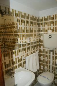 ein Bad mit einem WC und einem Waschbecken in der Unterkunft Hotel Chique Aliados in Porto