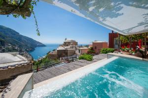 uma piscina com vista para a água em La Casupola em Positano