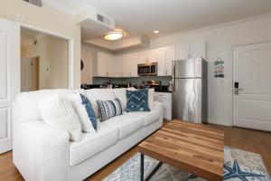 uma sala de estar com um sofá branco e uma cozinha em Cozy one bedroom afew blocks from Santa Monica Beach em Los Angeles