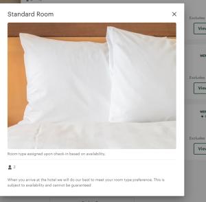 1 cama con sábanas blancas y almohada blanca en Holiday Inn & Suites Decatur-Forsyth, an IHG Hotel, en Decatur
