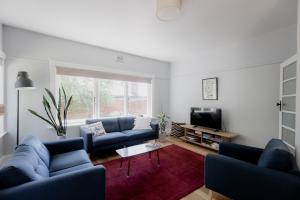 Χώρος καθιστικού στο Spacious home near the Derwent in Sandy Bay