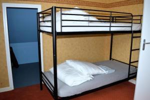 quelques lits superposés dans une chambre dans l'établissement Le Dortoir, maison familiale - jardin - 5km mer, à Cresserons 21 autres photos