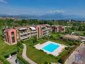 vista aerea su una villa con piscina di DesenzanoLoft Paradise Lake View a Desenzano del Garda