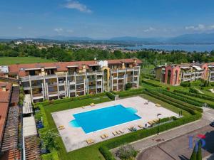 vista aerea di un resort con piscina di DesenzanoLoft Paradise Lake View a Desenzano del Garda