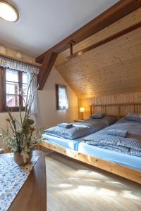 1 dormitorio con 2 camas en una habitación de madera en Chalupa Maršovka, en Horní Maršov