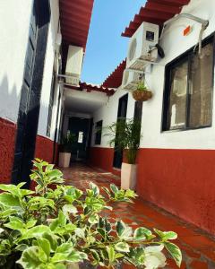 un edificio con plantas delante de él en HOTEL casa VALLENATA en Valledupar