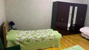 sypialnia z łóżkiem, komodą i lustrem w obiekcie Sheki Guest House w mieście Şəki