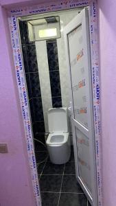 Sheki Guest House في شيكي: حمام صغير مع مرحاض في كشك
