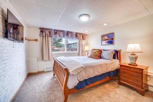 Cozy Apartment Less Than 4 Miles to Downtown Anchorage! في أنكوراج: غرفة نوم بسرير ونافذة
