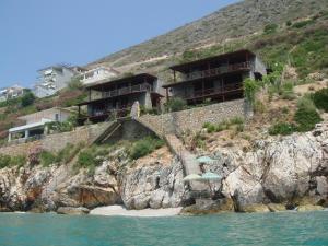 Gallery image of Seaside Duplex Stone Villa in Qeparo