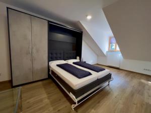 ein großes Schlafzimmer mit einem großen Bett und einem Schrank in der Unterkunft Ferienwohnungen zur POST 2 in Breitenbrunn