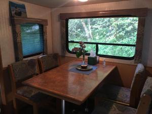 ein Esszimmer mit einem Tisch und einem Fenster in der Unterkunft Shady Acre RV Rental in Vesuvius
