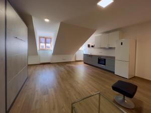 ein leerer Raum mit einer Küche und einem Stuhl in der Unterkunft Ferienwohnungen zur POST 2 in Breitenbrunn